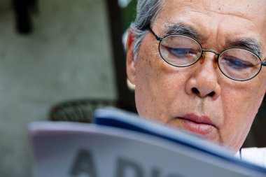Komuta sizde evde rahatlatıcı bir kitap okuma