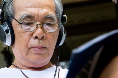 Komuta sizde evde rahatlatıcı e-kitap okumak onun tablet