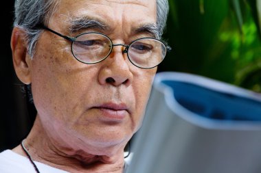 Komuta sizde evde rahatlatıcı bir kitap okuma