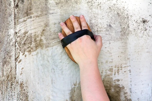 Cleaning of dirty wall — Stock Photo, Image