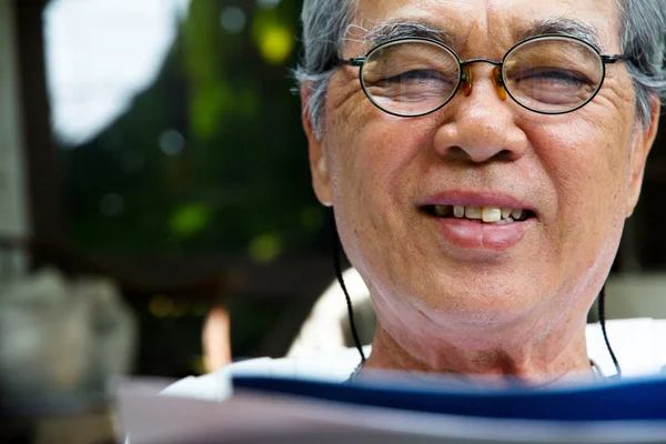 Portrait d'homme âgé souriant avec livre — Photo