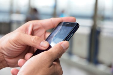 adam akıllı telefon ile
