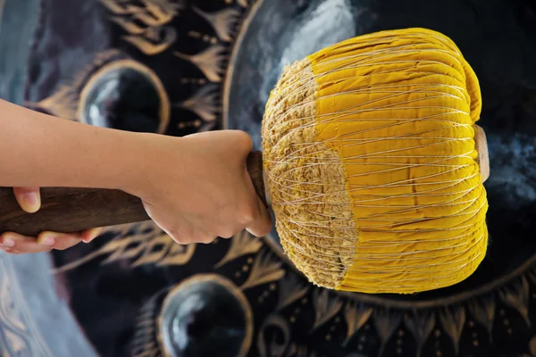 Hand traf großen Gong — Stockfoto