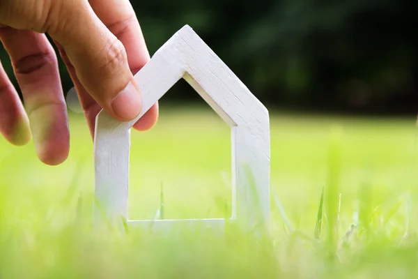 Mão segurando ícone casa — Fotografia de Stock