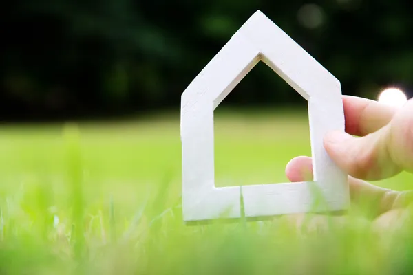 Mão segurando ícone casa — Fotografia de Stock