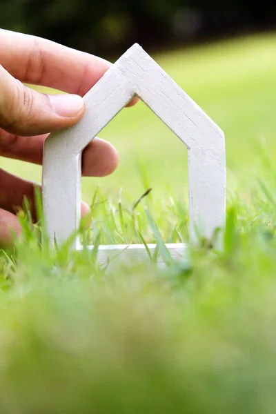 Ikonenhaus in der Hand — Stockfoto