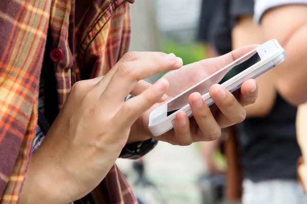 Muž s Kobaltová modř telefon — Stock fotografie