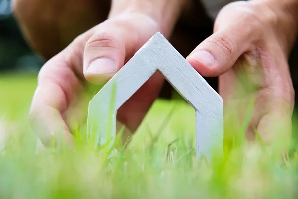 Ikonenhaus in der Hand — Stockfoto