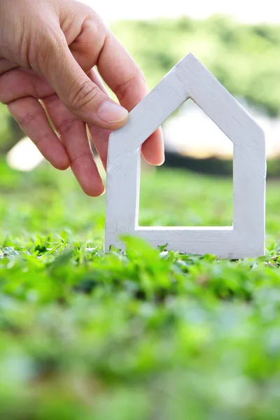 Mão segurando ícone casa — Fotografia de Stock