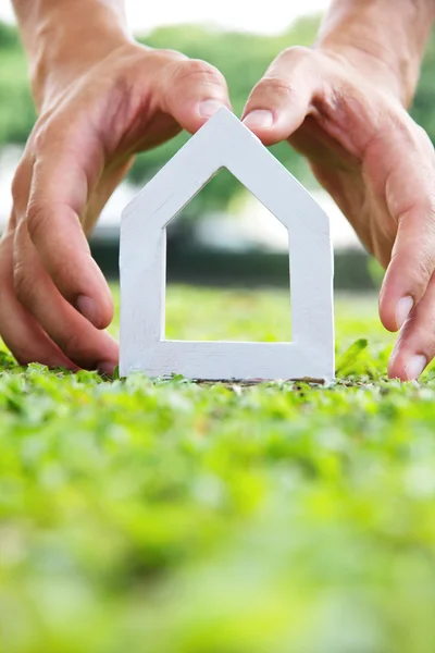 Hand met pictogram huis — Stockfoto