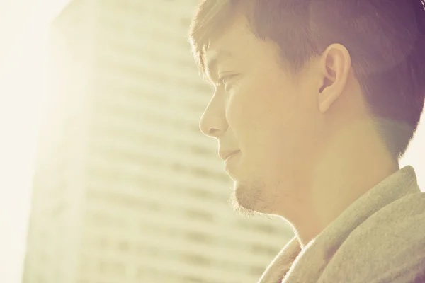 Retrato de hombre asiático joven casual al amanecer —  Fotos de Stock