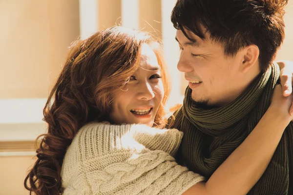 Namoro jovem casal apaixonado ao ar livre — Fotografia de Stock