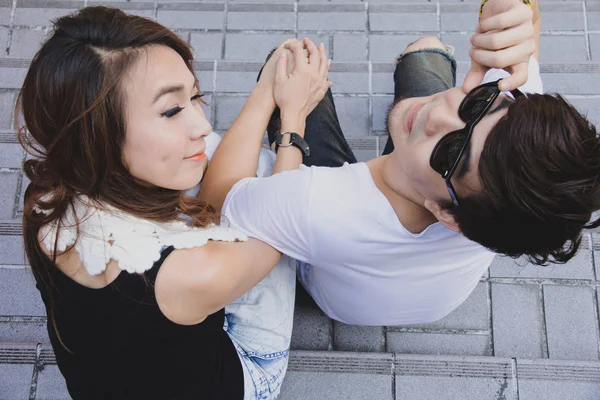 Um tiro de um jovem casal namoro ao ar livre — Fotografia de Stock