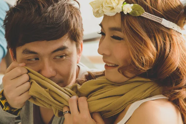 Namoro jovem casal apaixonado enfrentando — Fotografia de Stock