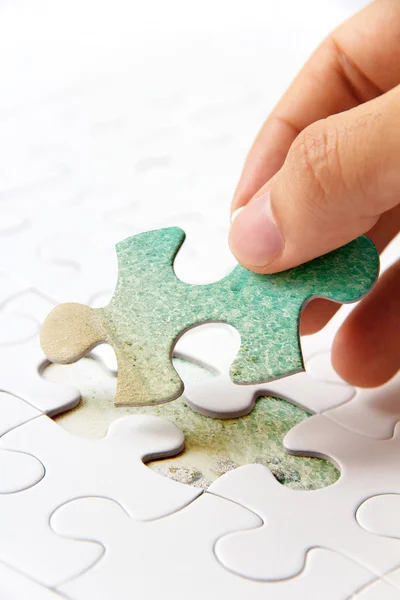 Mão segurando um conceito de peça de puzzle — Fotografia de Stock