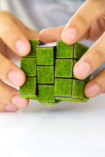 Il concetto di cubo di rubik verde — Foto Stock