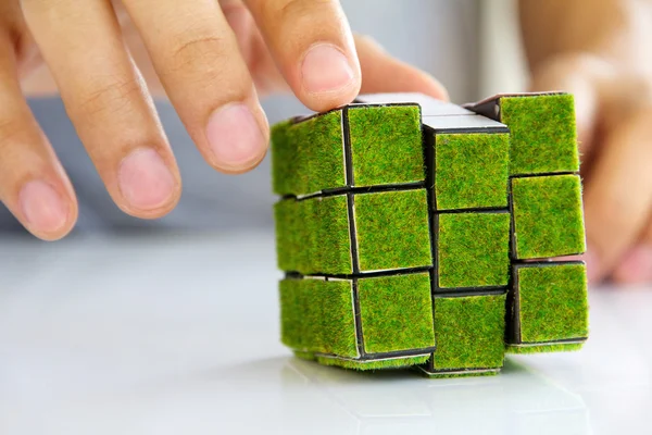 Conceito de cubo de rubik verde — Fotografia de Stock