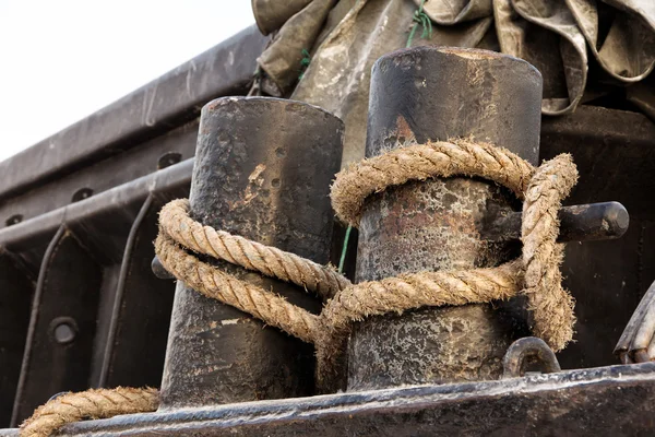 Dettaglio di cavi giusti con corde, corde ad una nave commerciale in porto — Foto Stock