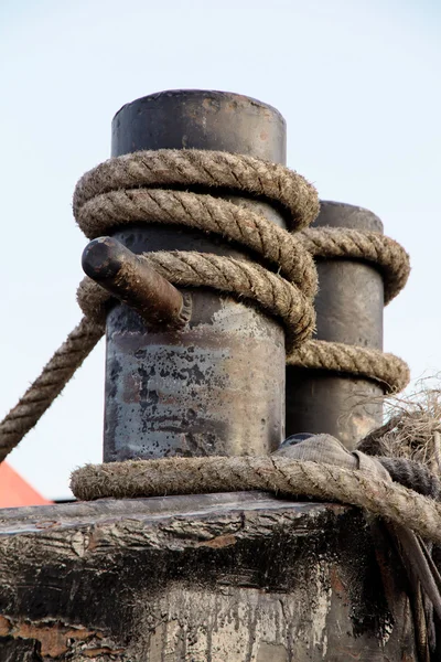 Detalhe de fairleads com cordas, cordas em um navio comercial no porto — Fotografia de Stock