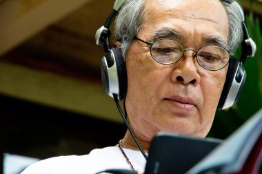 Komuta sizde onun tablet e-kitap okuma.