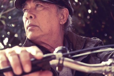 üst düzey Asyalı adam onun bisiklet sürme