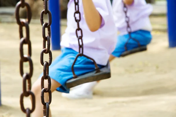 Kleines Kind auf Schaukel im Park — Stockfoto