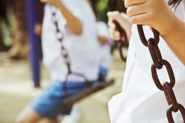 Kleines Kind auf Schaukel im Park — Stockfoto