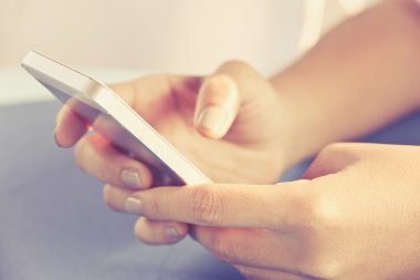 bir akıllı telefon kullanan kadın