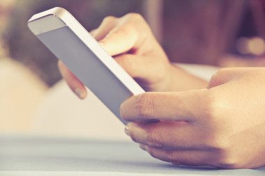 bir akıllı telefon kullanan kadın
