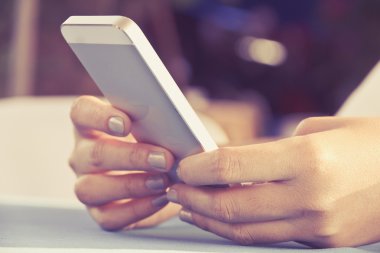 bir akıllı telefon kullanan kadın
