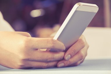 bir akıllı telefon kullanan kadın