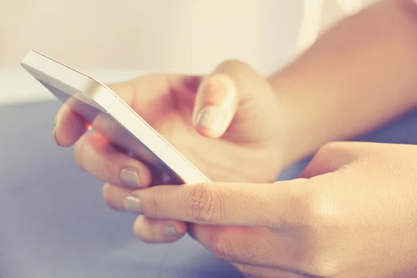 Vrouw met behulp van een slimme telefoon — Stockfoto