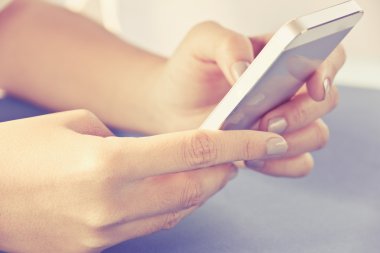 bir akıllı telefon kullanan kadın