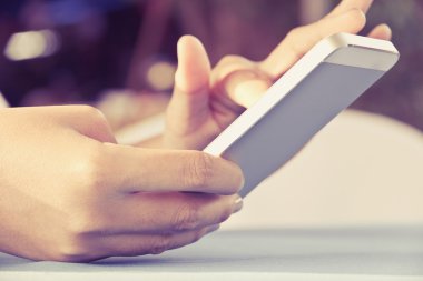 bir akıllı telefon kullanan kadın