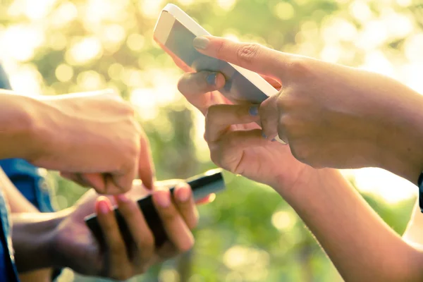 Adolescenti con telefono cellulare — Foto Stock