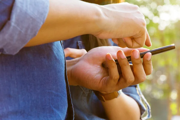 Tieners met mobiele telefoon — Stockfoto