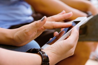 bir akıllı telefon kullanan kadın