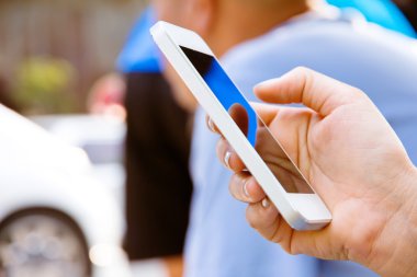 Genç kız telefonuna mesaj atıyor.