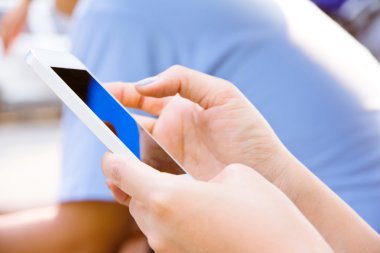 Genç kız telefonuna mesaj atıyor.