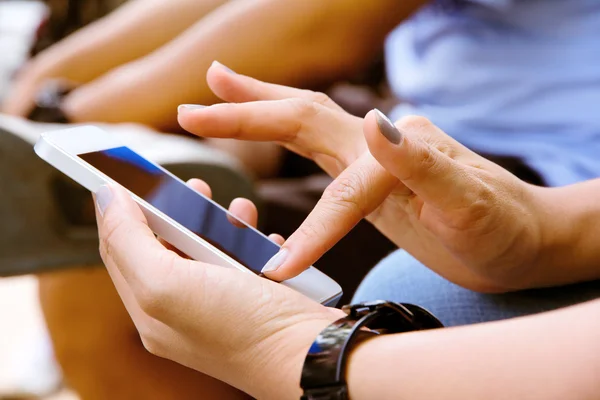 Vrouw met behulp van een slimme telefoon — Stockfoto