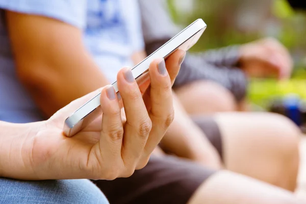 Frau mit Smartphone — Stockfoto