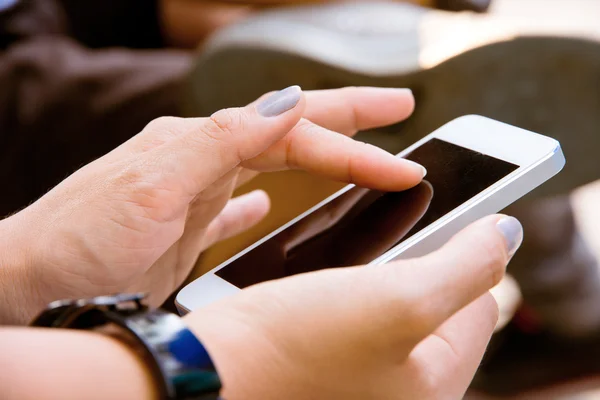 Frau mit Smartphone — Stockfoto