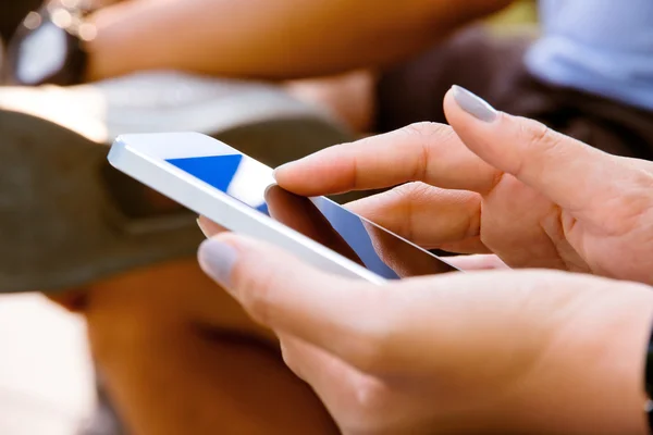 Vrouw met behulp van een slimme telefoon — Stockfoto