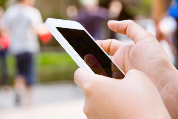 Tonårstjej sms:ar på telefonen — Stockfoto