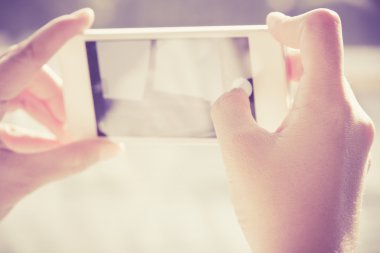 bir akıllı telefon kullanan kadın