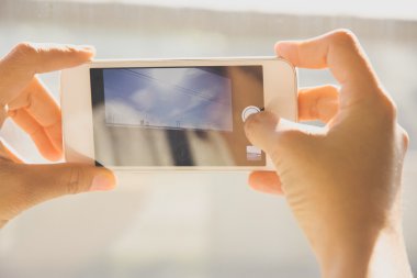 bir akıllı telefon kullanan kadın