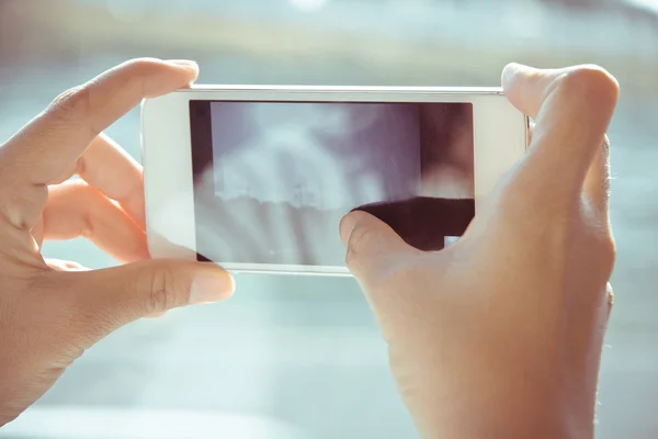 Vrouw met behulp van een slimme telefoon — Stockfoto