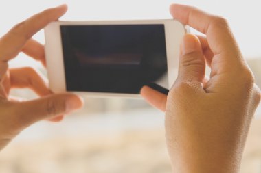 bir akıllı telefon kullanan kadın