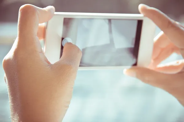 Mujer usando un teléfono inteligente — Foto de Stock