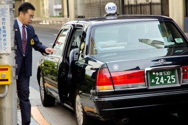 Japon işadamları sabah çalışmak için bir taksi çağır..